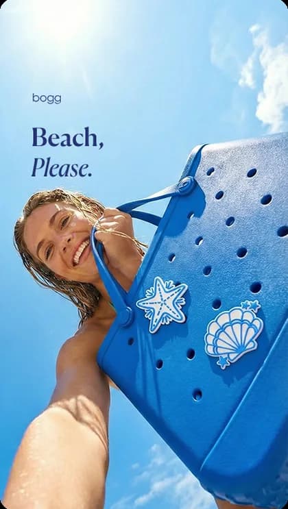 Ad creative: beach bag held against a blue sky